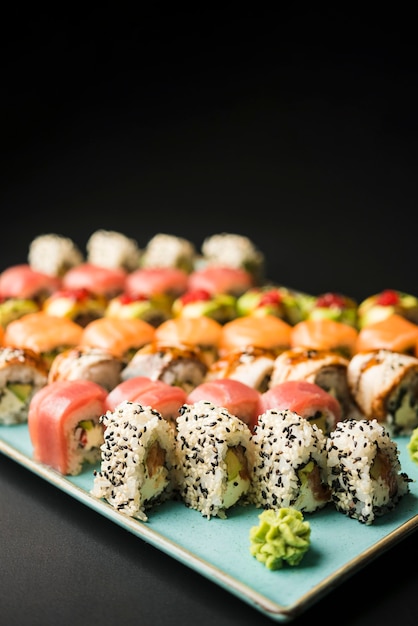 Espacio de copia de surtido de sushi fresco