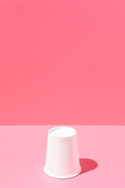 Espacio de copia de taza de cartón blanco minimalista