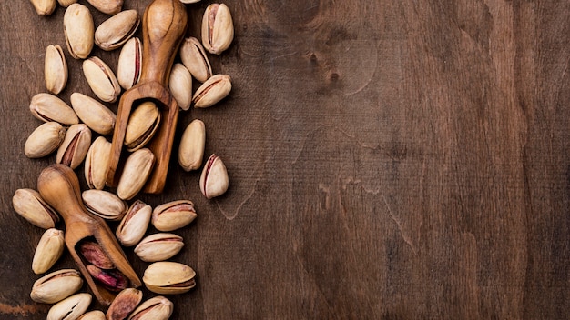 Foto gratuita espacio de copia de vista superior de pistachos tostados