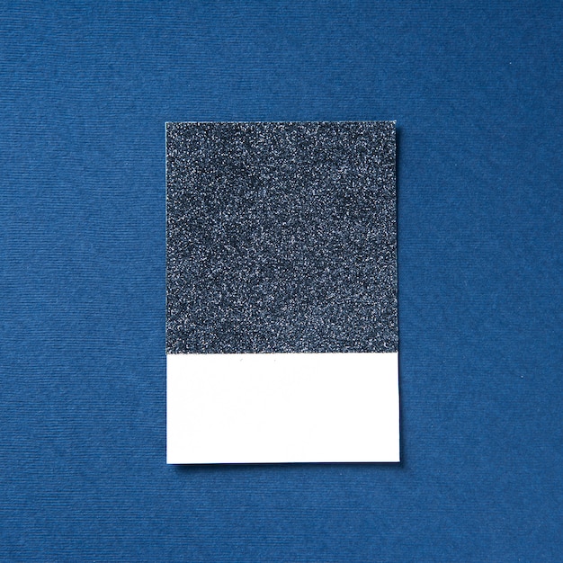 Espacio de diseño sobre papel azul brillo.
