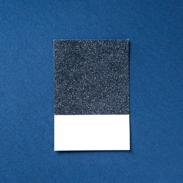 Espacio de diseño sobre papel azul brillo.