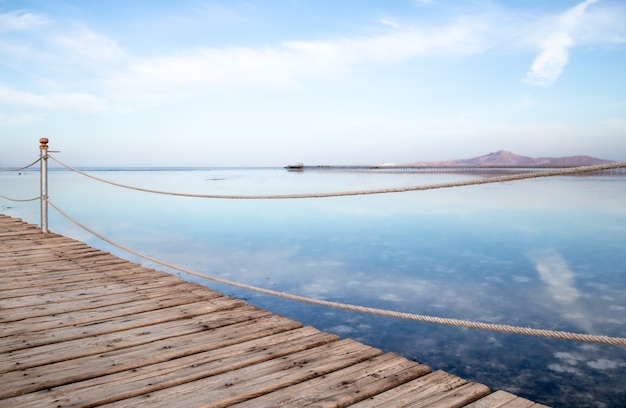 El espacio es un hermoso muelle de madera largo. primer plano al atardecer.