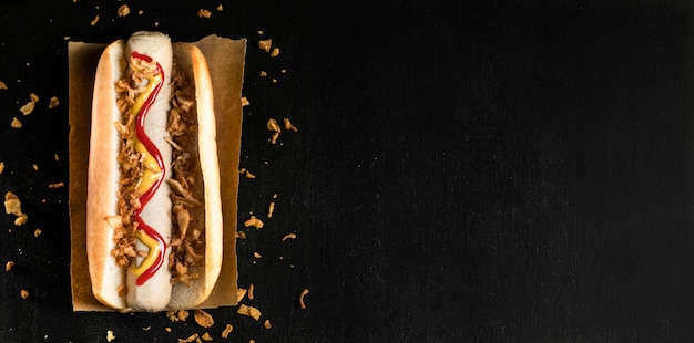 Foto gratuita espacio minimalista de copia de hot dog de comida rápida