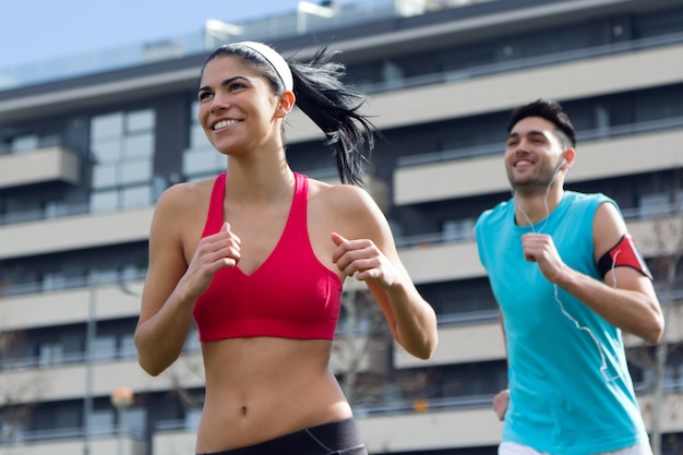 Foto gratuita espacio de la mujer sonriente ejercicio ciudad