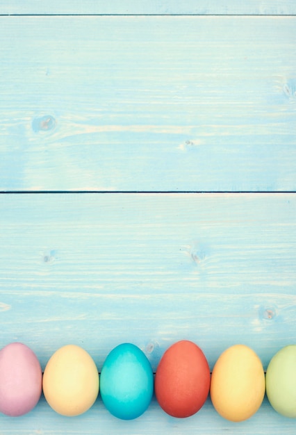 Foto gratuita espacio negro sobre los huevos de pascua