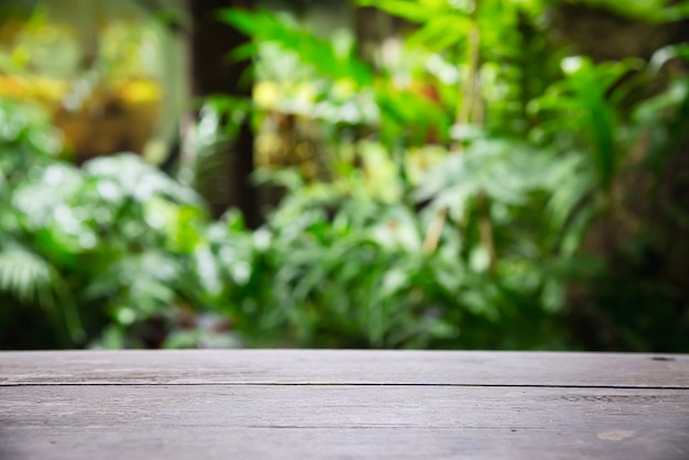 Espacio de piso de tablón de madera vacío con hojas verdes de jardín, espacio de exhibición de productos con naturaleza verde fresca