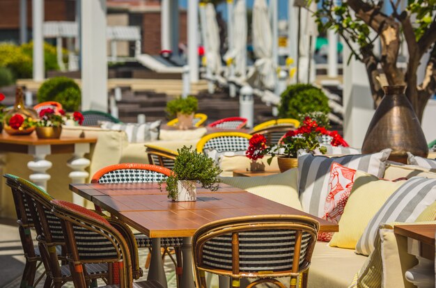 Espacio para sentarse y comer en una terraza restaurante con muebles.