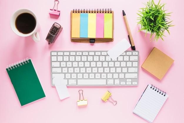 Foto gratuita espacio de trabajo acogedor con teclado y papelería