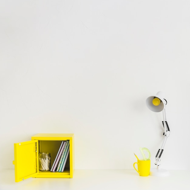 Espacio de trabajo blanco minimalista con detalles amarillos
