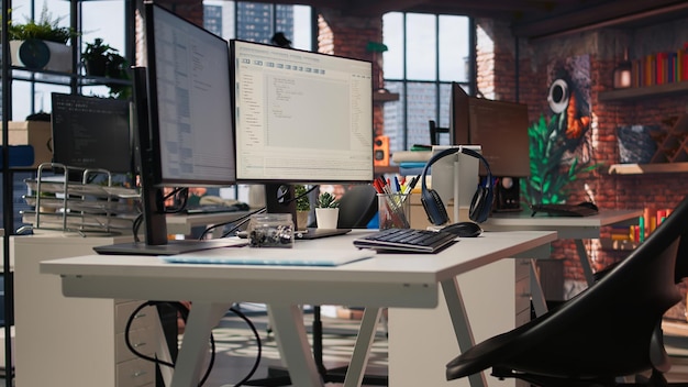 Espacio de trabajo de empresas tecnológicas que utilizan aprendizaje automático para racionalizar el proceso de codificación