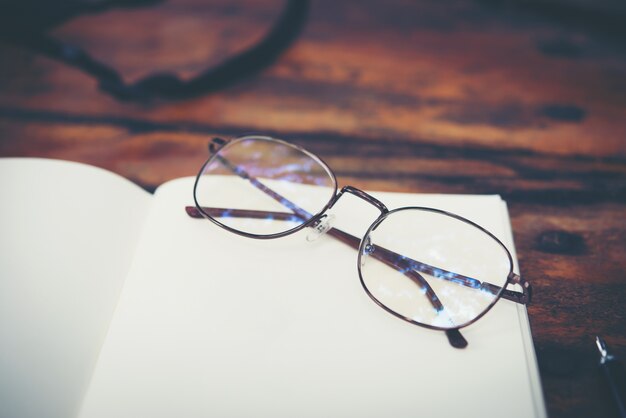 Espacio de trabajo escritorio con gafas y portátil con copia espacio de fondo.