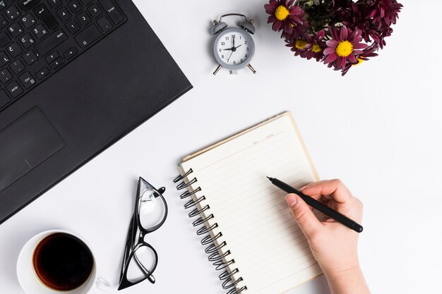 Espacio de trabajo en escritorio con varios elementos