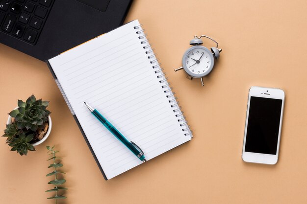 Espacio de trabajo en escritorio con varios elementos