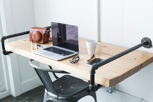 Espacio de trabajo con estilo con cosas femeninas