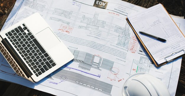 Un espacio de trabajo de ingeniería con una computadora portátil