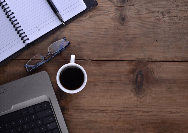 Espacio de trabajo con libreta café y portátil