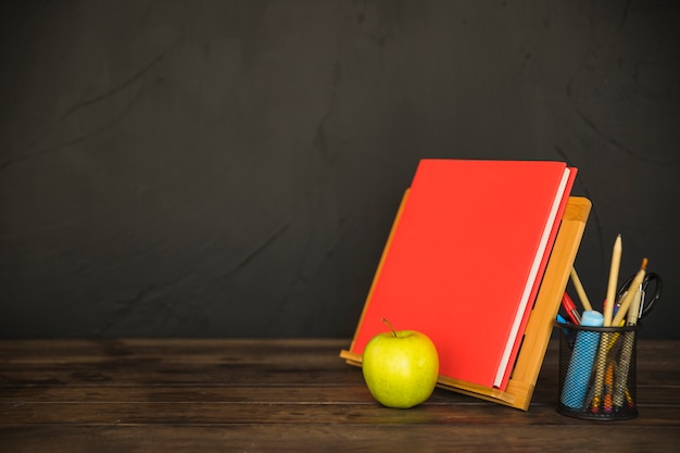 Espacio de trabajo con libro en el titular del libro y papelería