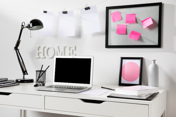 Foto gratuito espacio de trabajo limpio y ordenado con portátil