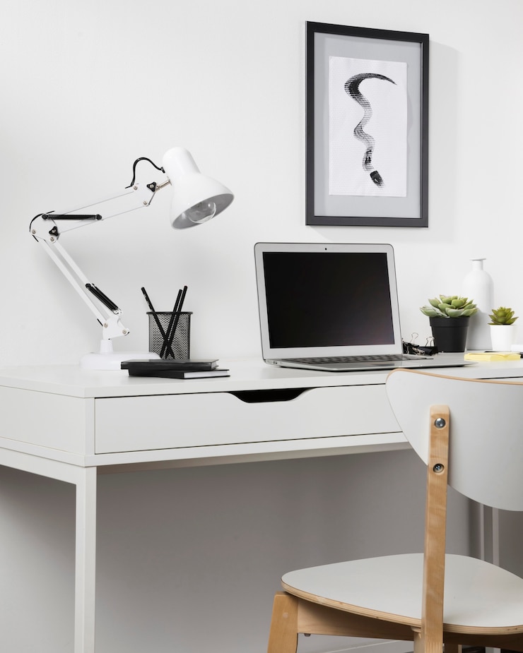 Foto gratuito espacio de trabajo limpio y organizado con silla y lámpara
