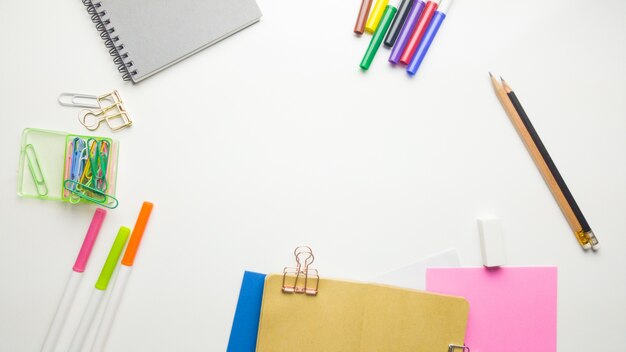 Espacio de trabajo mínimo - foto plana estable creativa de escritorio de espacio de trabajo con cuaderno de dibujo y lápiz de madera sobre fondo blanco de espacio de copia. Vista superior, fotografía plana.