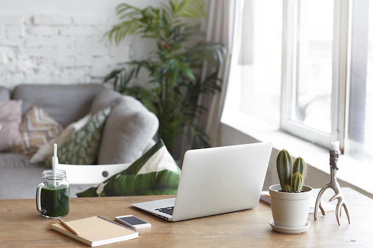 Foto gratuito un espacio de trabajo moderno con un ambiente luminoso