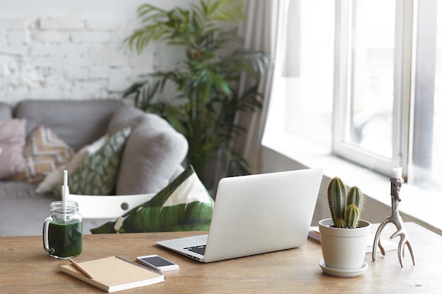 Un espacio de trabajo moderno con un ambiente luminoso