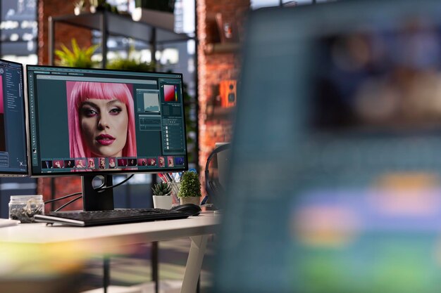 Espacio de trabajo de oficina moderno equipado para diseño digital y edición de fotos