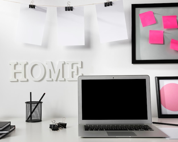 Espacio de trabajo ordenado y ordenado con laptop