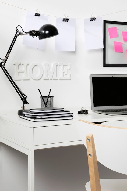 Foto gratuita espacio de trabajo ordenado y ordenado con laptop