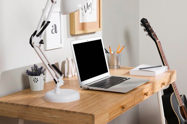 Espacio de trabajo ordenado y ordenado con laptop