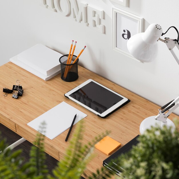 Espacio de trabajo ordenado y ordenado con tableta en el escritorio