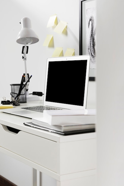 Espacio de trabajo ordenado de primer plano con laptop
