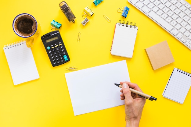 Foto gratuita espacio de trabajo con papelería y mano