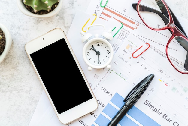 Espacio de trabajo con papelería y papeles con smartphone.