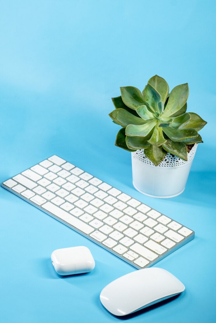Foto gratuito espacio de trabajo con suministros de oficina