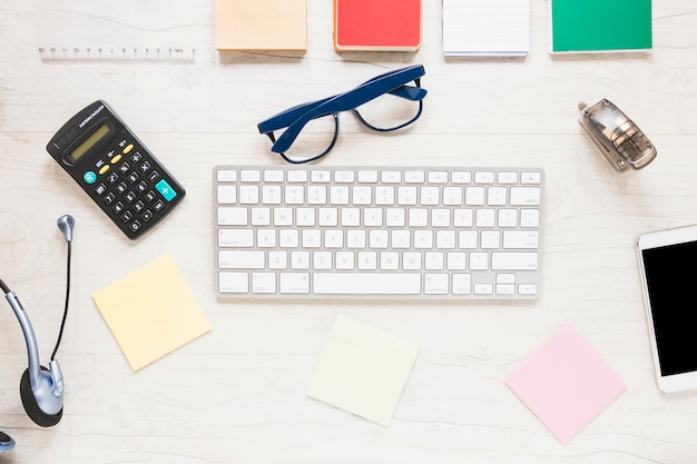 Espacio de trabajo con teclado y aplicaciones de oficina