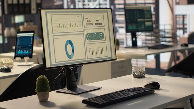 Espacio de trabajo vacío de gama alta con herramientas tecnológicas avanzadas que mejoran la productividad