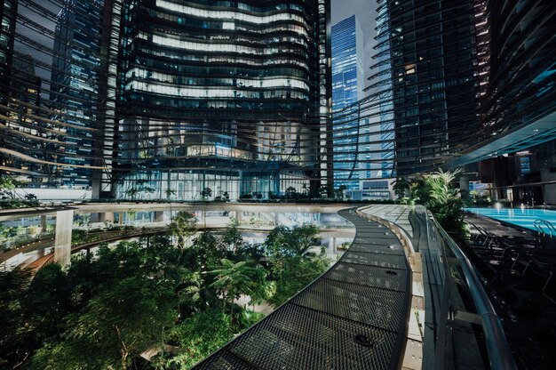 Espacio urbano futurista en la noche