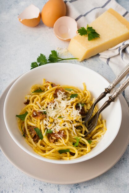 Espagueti de alto ángulo con parmesano y huevos