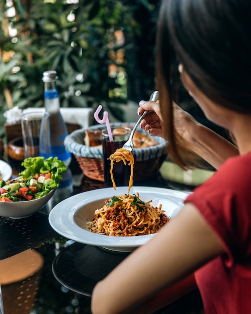 Espagueti con carne finamente picada