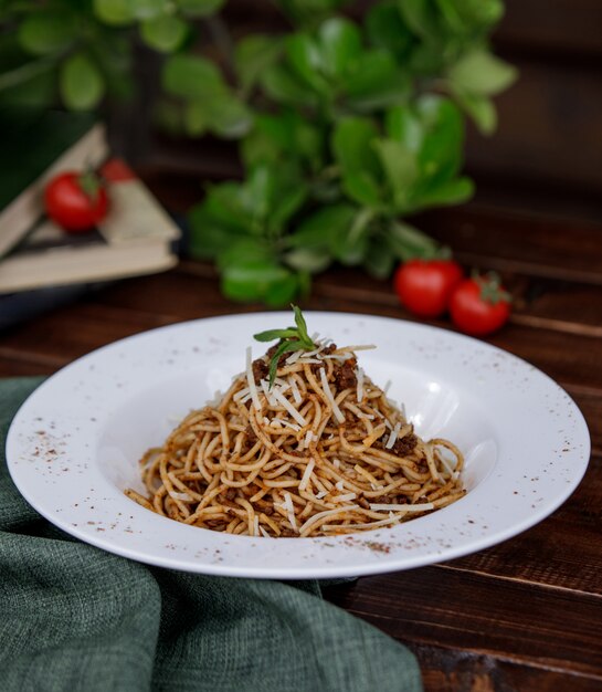 Espagueti italiano con hojas de menta en la parte superior dentro de un plato hondo