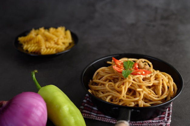 Espaguetis apetitosos pasta italiana con salsa de tomate