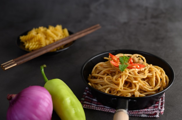 Espaguetis apetitosos pasta italiana con salsa de tomate