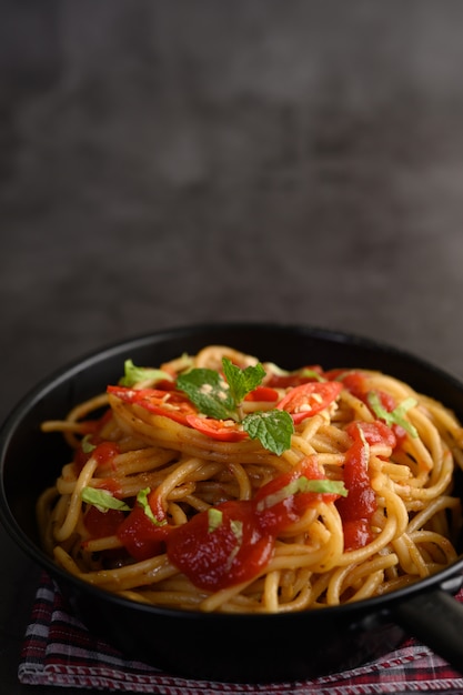 Foto gratuita espaguetis apetitosos pasta italiana con salsa de tomate