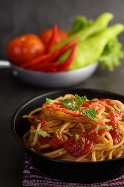 Espaguetis apetitosos pasta italiana con salsa de tomate