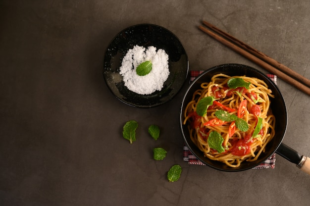 Espaguetis apetitosos pasta italiana con salsa de tomate