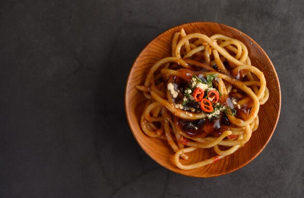 Espaguetis apetitosos pasta italiana con salsa de tomate