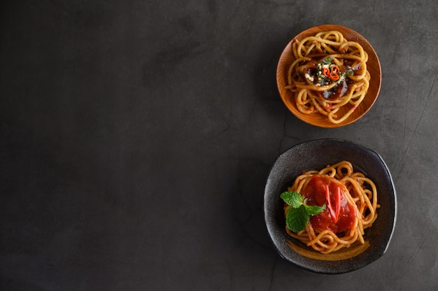 Foto gratuita espaguetis apetitosos pasta italiana con salsa de tomate