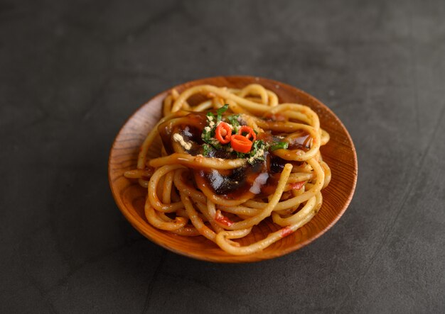 Espaguetis apetitosos pasta italiana con salsa de tomate