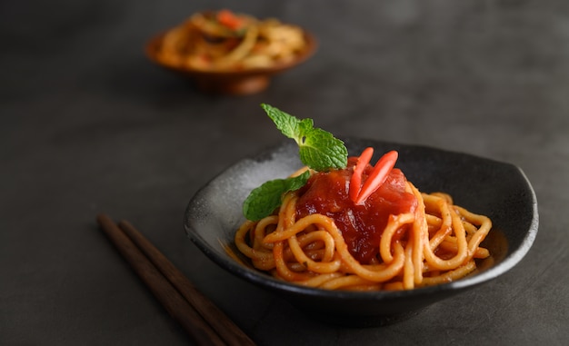 Espaguetis apetitosos pasta italiana con salsa de tomate